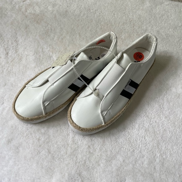 Mudd Beyley Double Stripe Slip On Shoe 8.5 NWT - Picture 5 of 8